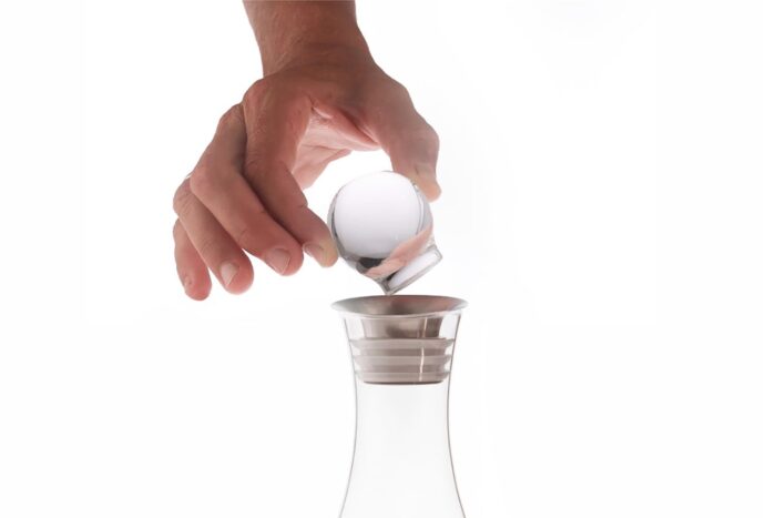 MAYU Essentials Kit – Glasdeckel wird auf den Edelstahl-Ausgießer der Swirl Karaffe gesetzt