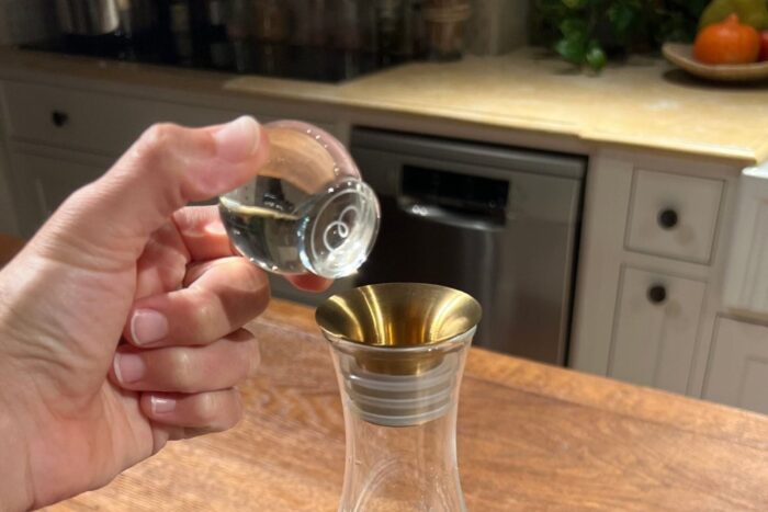 MAYU Perfect Swirl Complete – Glasdeckel wird auf den goldenen Ausgießer gesetzt