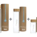 MAYU Timeless Trio Glasflaschen Set – drei Borosilikat-Glasflaschen 1,5 l, 1 l und 0,5 l mit Bambusdeckel und Geschenkröhre