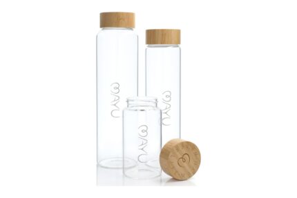 MAYU Glasflaschen Set – 1,5 l, 1 l und 0,5 l Flasche nebeneinander, Bambusdeckel mit Gravur