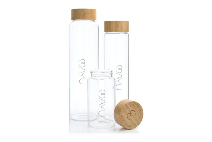MAYU Glasflaschen Set – 1,5 l, 1 l und 0,5 l Flasche nebeneinander, Bambusdeckel mit Gravur