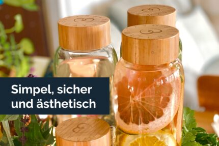 MAYU Glasflaschen mit Bambusdeckeln, gefüllt mit Wasser und Zitrusscheiben